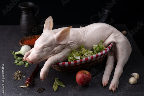 Preparación cochinillo crudo