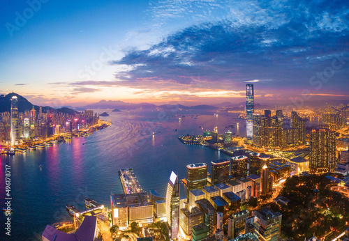 Canvas Print Aerial view of the Victoria Harbour, Hong Kong, at Twilight time