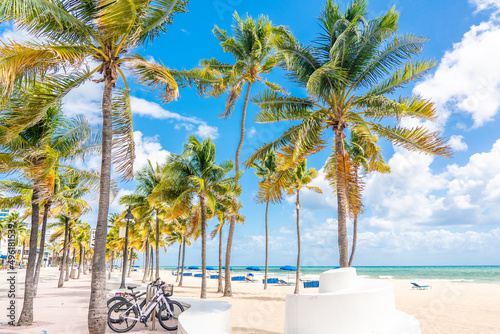 Photo Seafront beach promenade with palm trees on a sunny day in Fort Lauderdale