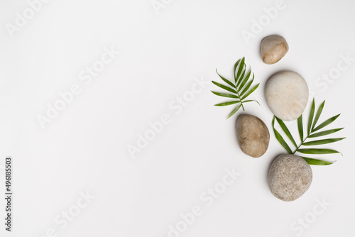 Canvas Print Spa stones and leaves on wooden background, top view