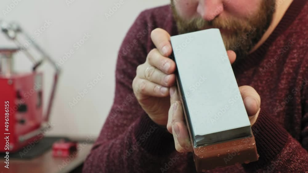 The master checks the evenness of the grindstone before sharpening