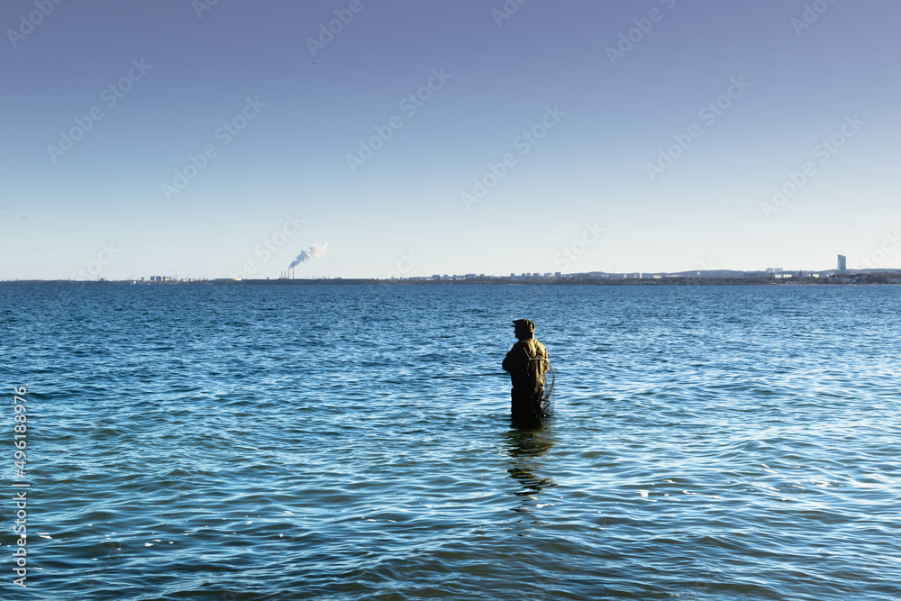 Samotny rybak i morze.