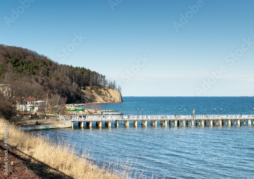 Widok na molo gdyńskie i klify. Gdynia Orłowo.