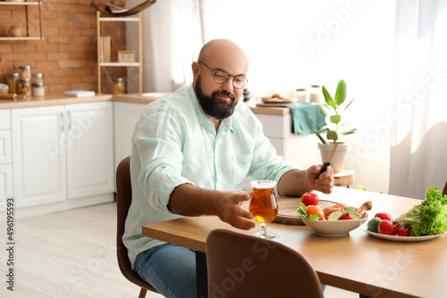 Man drinking beer while pre...