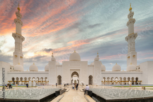 Foto Abu Dhabi, UAE - March 26, 2014: Sheikh Zayed Grand Mosque in Abu Dhabi, UAE