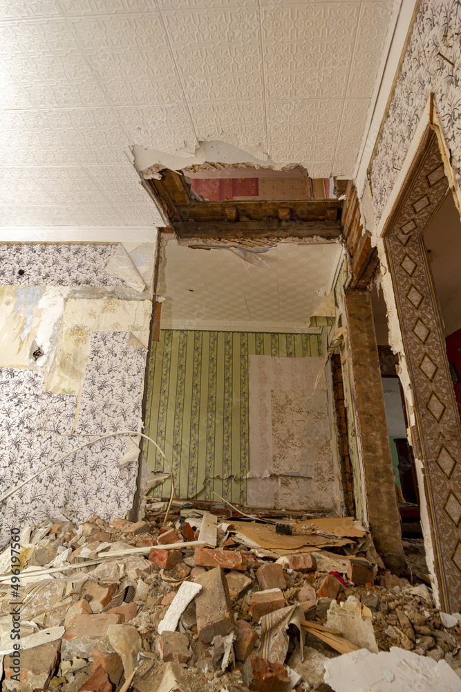 Obraz premium Destroyed ceiling of the apartment of the house abandoned by the residents. Destroyed by an explosion residential apartment building.