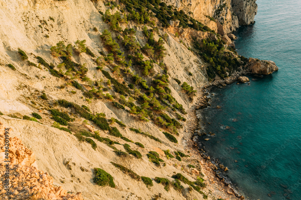 Steilküste auf Ibiza in Spanien