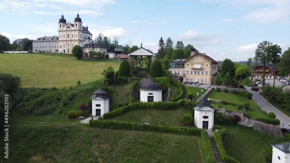 Nach oben fliegen, Blick auf die Kirche, drone video