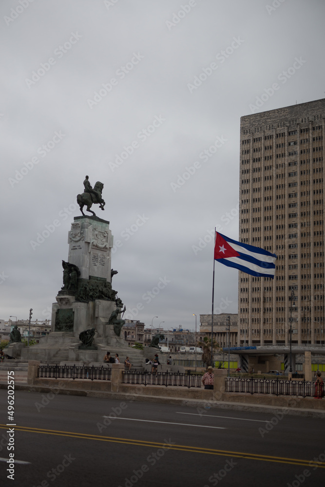 Kuba Reise Havanna Statue Flagge