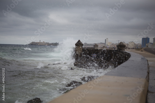 Cuadro en lienzo Kuba Havanna Altstadt Malecon Rundgang Wellen Unwetter