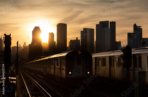 Fényképezés Queens Subway Trains at Sunset