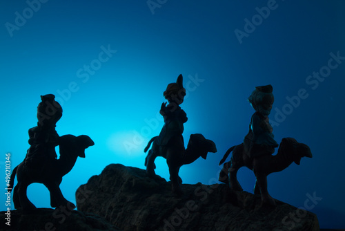 Photo Silhouette of the wise men on their way to Bethlehem with blue copy space