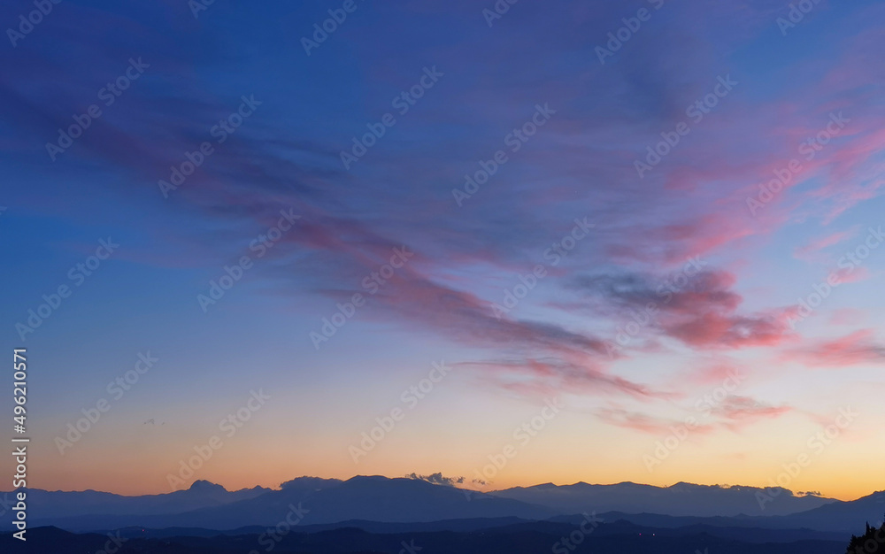 Tramonto blu e rosso nel cielo sopra le valli le colline e le montagne dell’Appennino