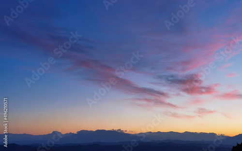 Tramonto blu e rosso nel cielo sopra le valli le colline e le montagne dell’Appennino