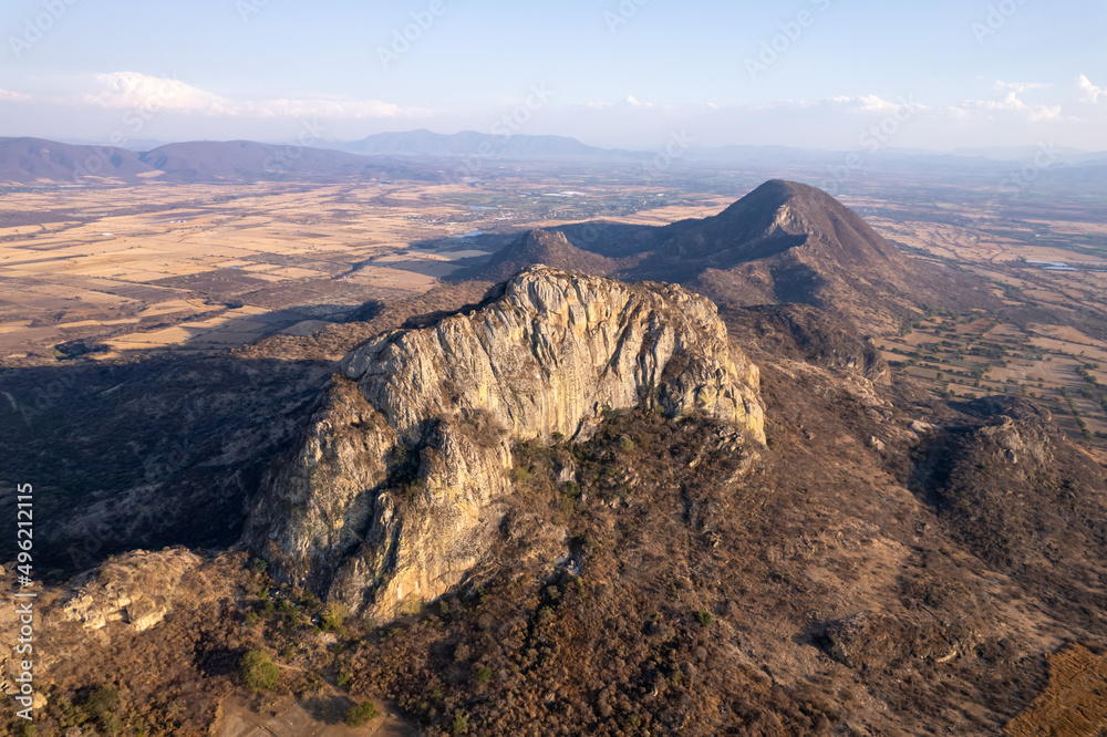 Montaña arqueológica y cerros en Chalcalcingo, Rancho la Joya