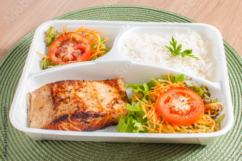 Alimentação saudável e regulada, com pratos contendo proteína, salada para uma boa saúde. photo