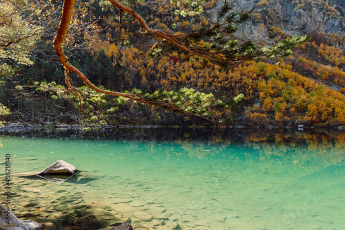 Fototapeta Naklejka Na Ścianę i Meble -  Lake with transparent water and autumnal trees.