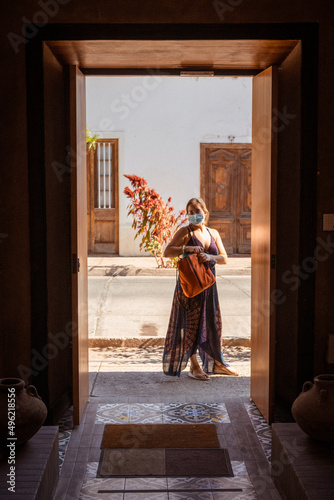 Mujer en el umbral de una casona photo