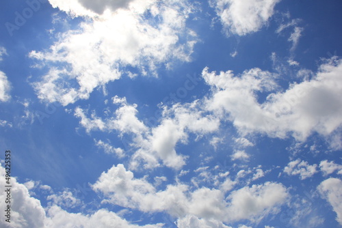 様々な白い雲と、爽やかな青空