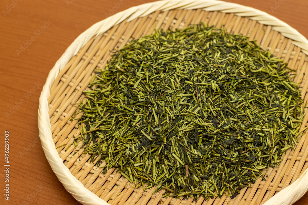 竹ザルの上に日本茶の乾燥した茶葉