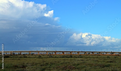 Puente de Santa Eulalia y puente de la carretera A-497 en Huelva, España. Los dos puentes sobre la desembocadura del río Odiel con las nubes de una tormenta que se aproxima desde el Atlántico.