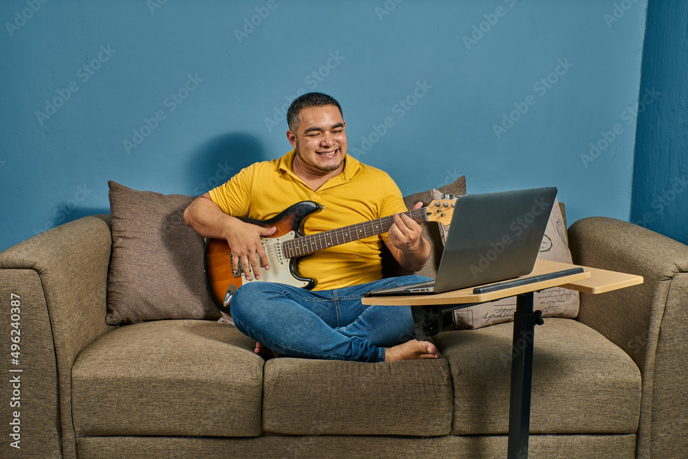 Teaching guitar in online courses with live lessons Teaching guitar in online courses with live lessons