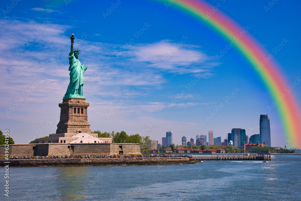 ニューヨークの自由の女神像にかかる虹