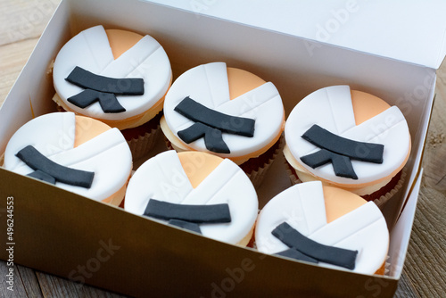 Canvastavla Six little cakes in the white box