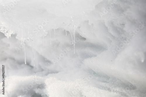 道路脇の雪山にできたつらら © amfactory