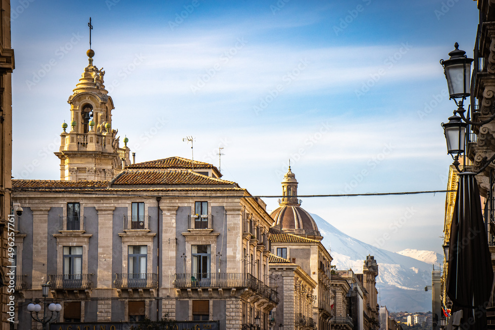 Obraz premium via etnea, vulcano etna in background, catania, italy, europe