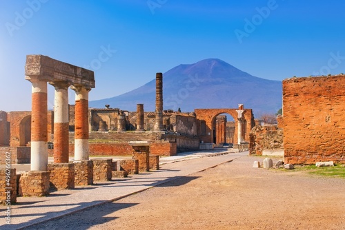 Fotografía Pompeii, Campania, Naples, Italy - ruins ancient city buried under volcanic ash in the eruption of Mount Vesuvius in AD 79