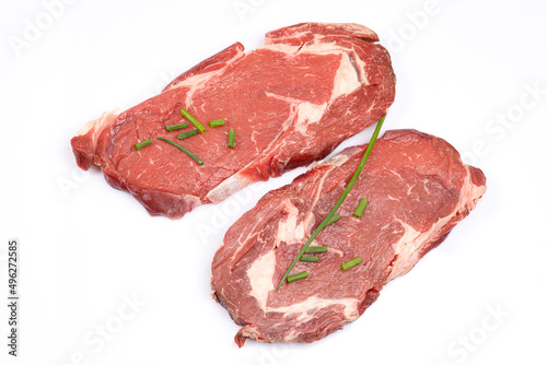 Steak de boeuf cru présenté sur fond blanc