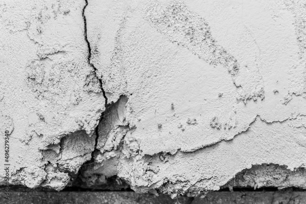 Obraz premium Crack on old dirty white concrete wall of cement surface broken background damage cracked texture
