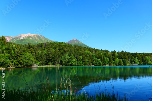 阿寒国立公園、初夏のオンネトー。足寄、北海道、日本。6月下旬。 © 義美 前田