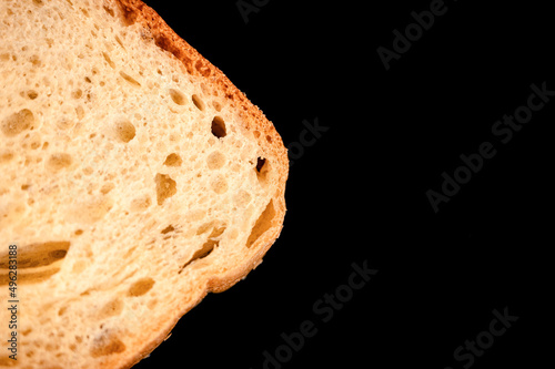 Foto slice of white bread close up isolated on a black background