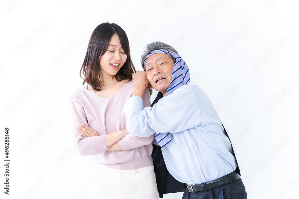 酔っぱらいに絡まれる若い女性