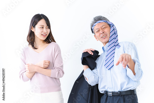 酔っぱらいに絡まれる若い女性 photo