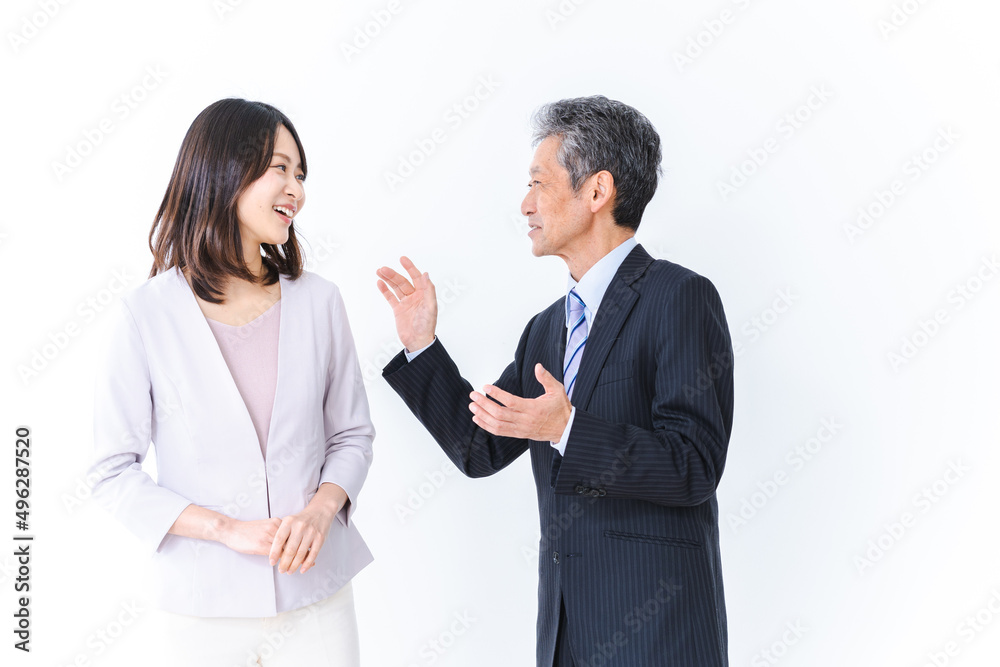仲良く話す上司と社員 仲良く話す上司と社員