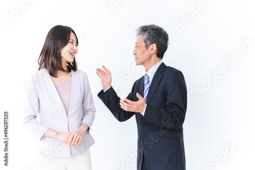 仲良く話す上司と社員