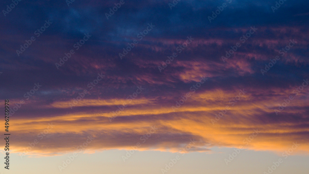 Belles couleurs chaleureuses sous des nuages de haute altitude, pendant le coucher du soleil