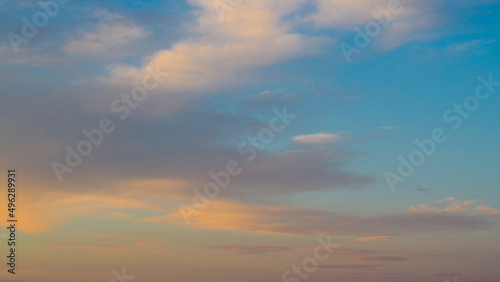 Fototapeta Naklejka Na Ścianę i Meble -  Belles couleurs chaleureuses sous des nuages de haute altitude, pendant le coucher du soleil