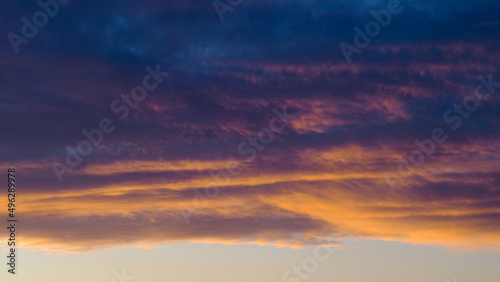 Belles couleurs chaleureuses sous des nuages de haute altitude, pendant le coucher du soleil