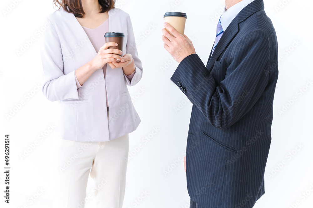 仕事中にコーヒーブレイクをするビジネスパーソン 仕事中にコーヒーブレイクをするビジネスパーソン
