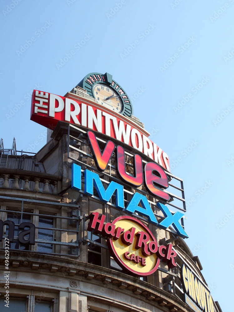 Foto de manchester, united kingdom 24 march 2022 signs clocks on the