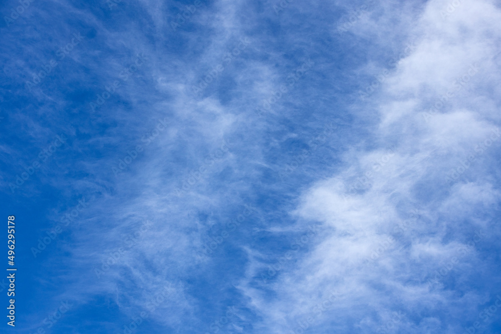 Schleierwolken am Himmel, der Blick nach oben