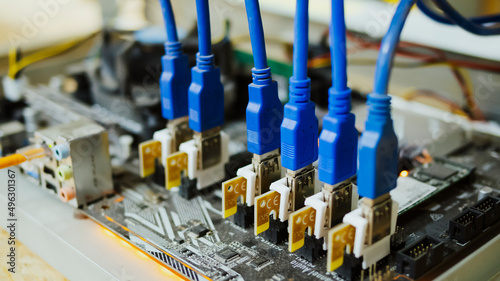 Fotografía Close-up cryptocurrency mining rig PCIe riser extenders plugged to motherboard