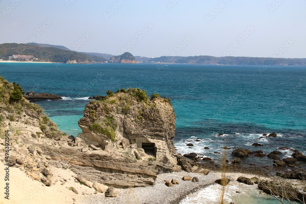 下田の海。奇岩と青い海。