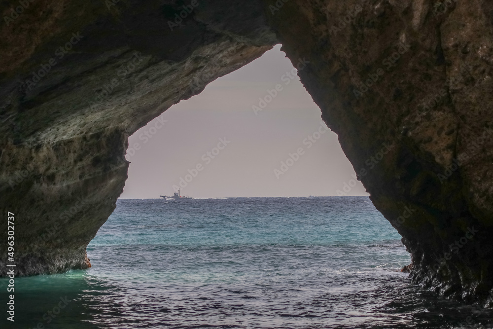 下田の龍宮窟。奇岩の穴の向こうに見える青い海。