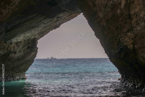 下田の龍宮窟。奇岩の穴の向こうに見える青い海。 © onaka