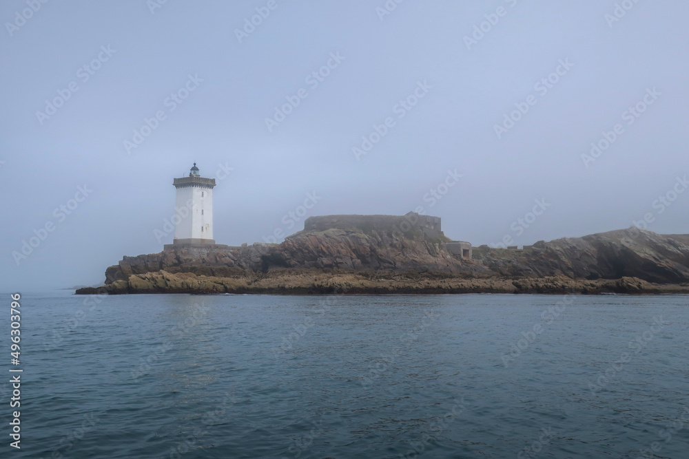 Phare de Kermorvan dans la brume, Presqu'île de Kermorvan, Le Conquet, Finistère, Bretagne